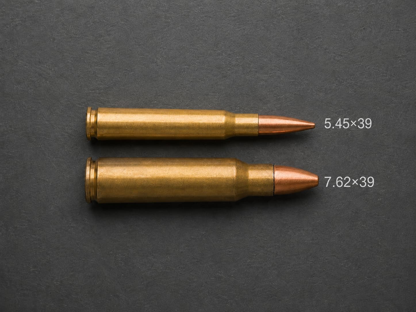 Патроны 5.45×39 и 7.62×39 рядом для сравнения
