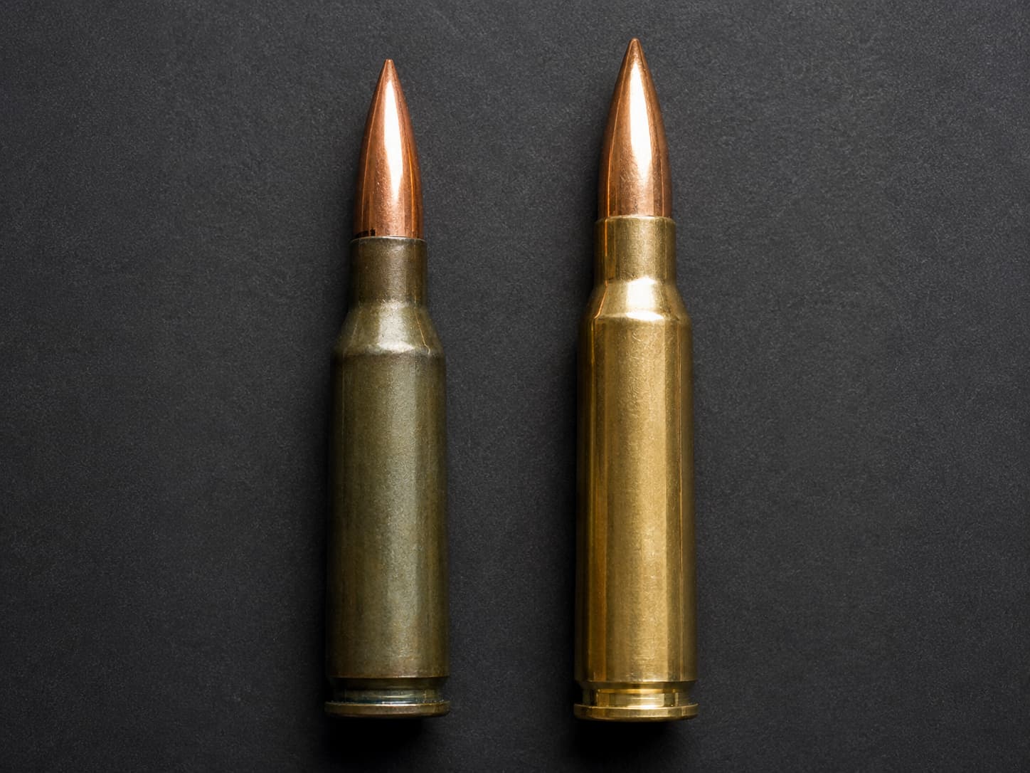 Патроны 5,45×39 и 5,56×45 рядом для наглядного сравнения размеров и пропорций